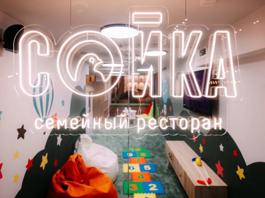 Сойка, семейный ресторан, комплексное оформление: вывески, оклейка витрин
